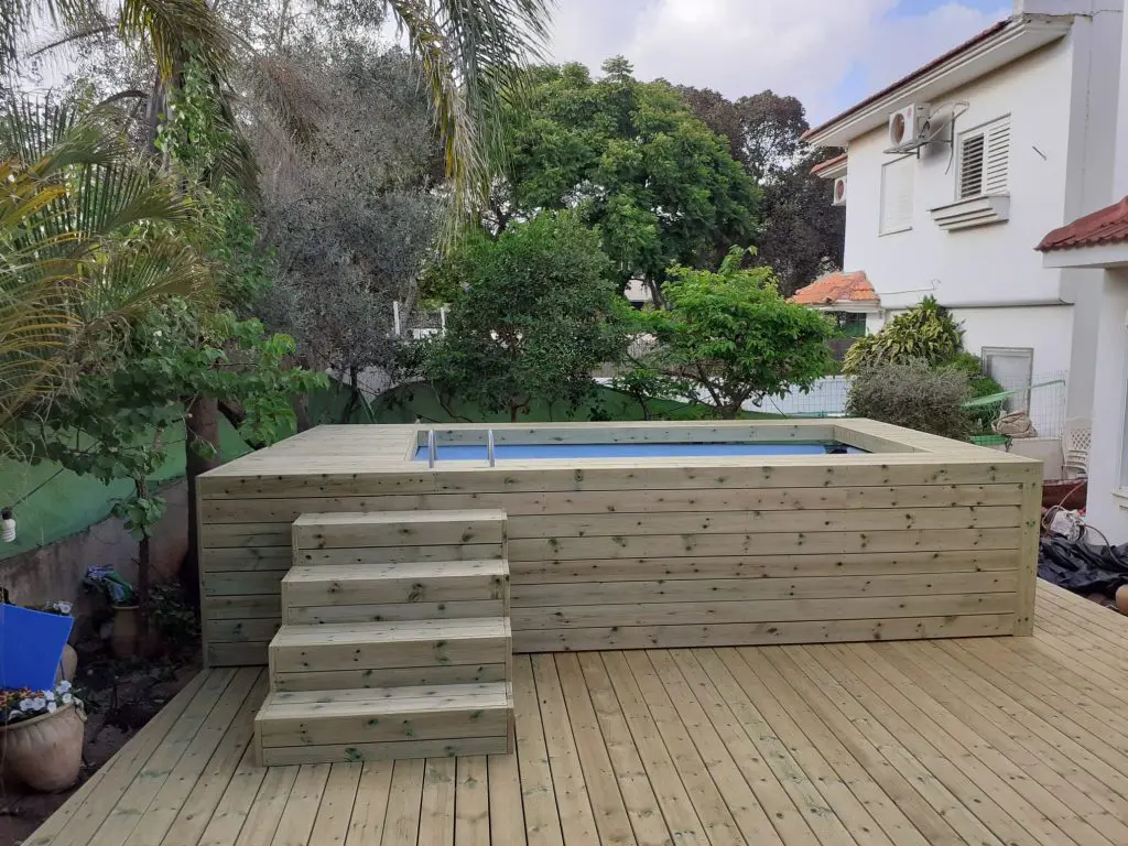 מדרגות ברזל עם מדרך עץ – צל העץ